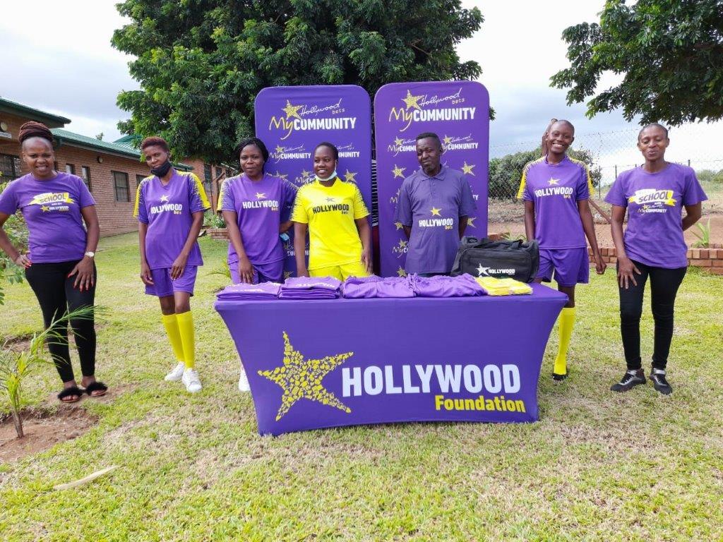 hollywoodfoundation-Shihoko-Young-Killers-3Shihoko Young Killers receive new soccer kits from the Hollywood Foundation2021/22 Handovers